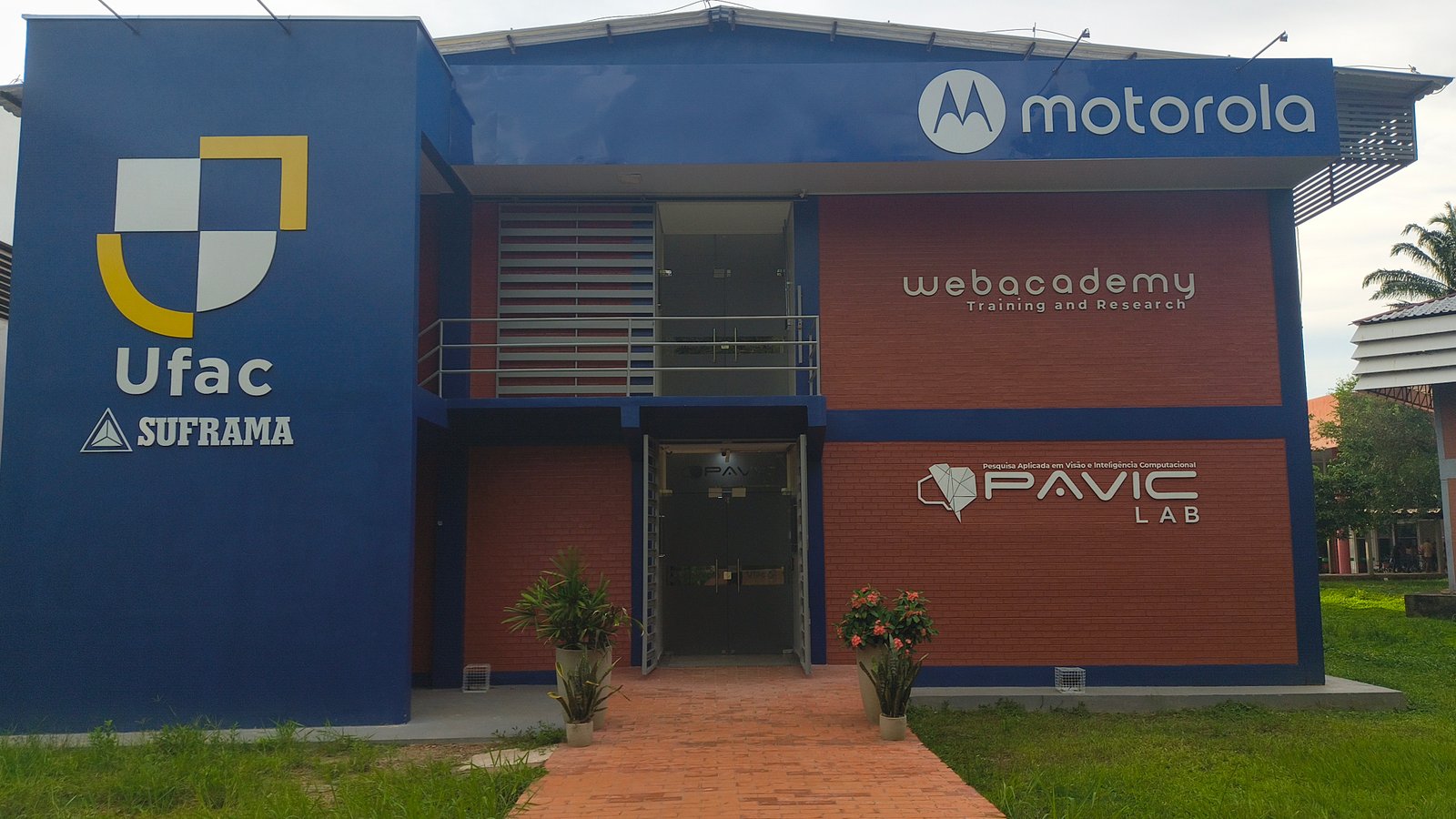 Faixada do prédio do Webacademy